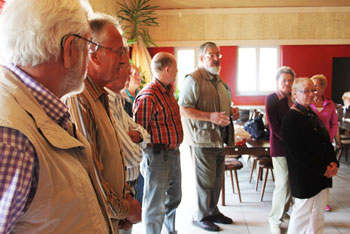 Frau und Mann versammelt sich zum fairen Wettstreit!